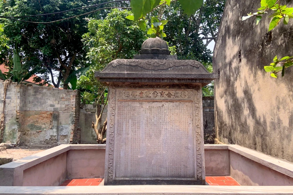 Cận cảnh hai bia cổ 300 năm thoát cảnh làm tường rào nhà dân ở Thanh Hóa-16.jpg