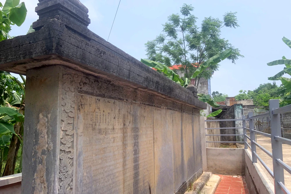 Cận cảnh hai bia cổ 300 năm thoát cảnh làm tường rào nhà dân ở Thanh Hóa-3.jpg