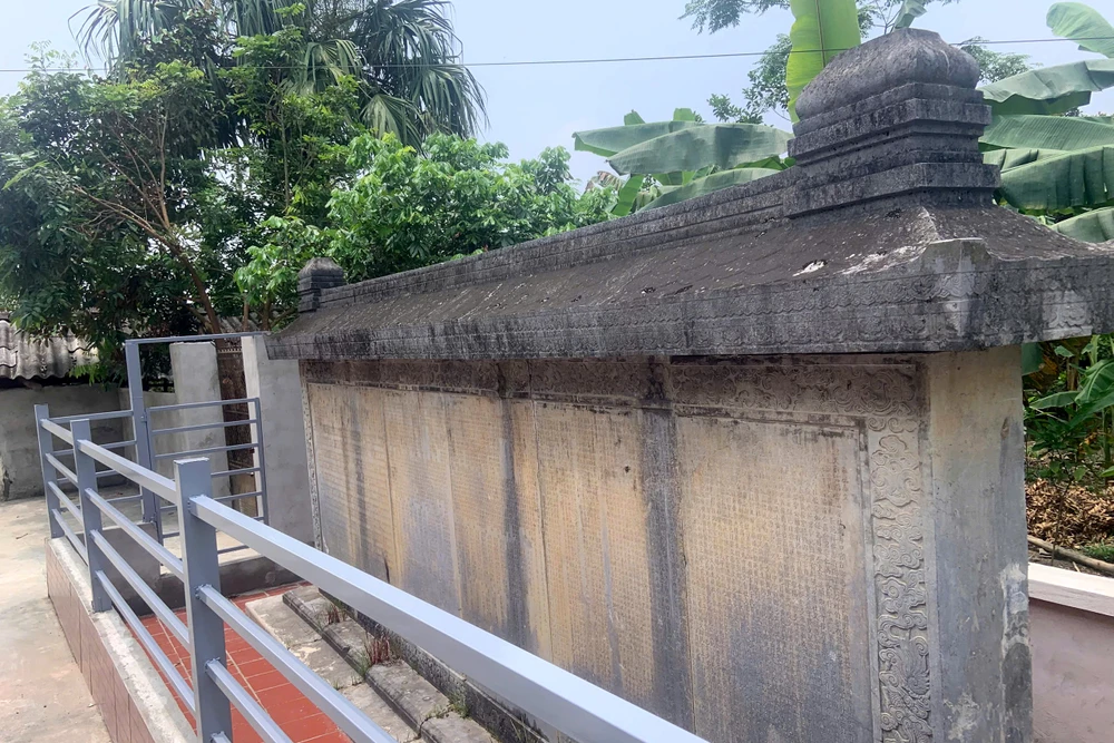 Cận cảnh hai bia cổ 300 năm thoát cảnh làm tường rào nhà dân ở Thanh Hóa-.jpg