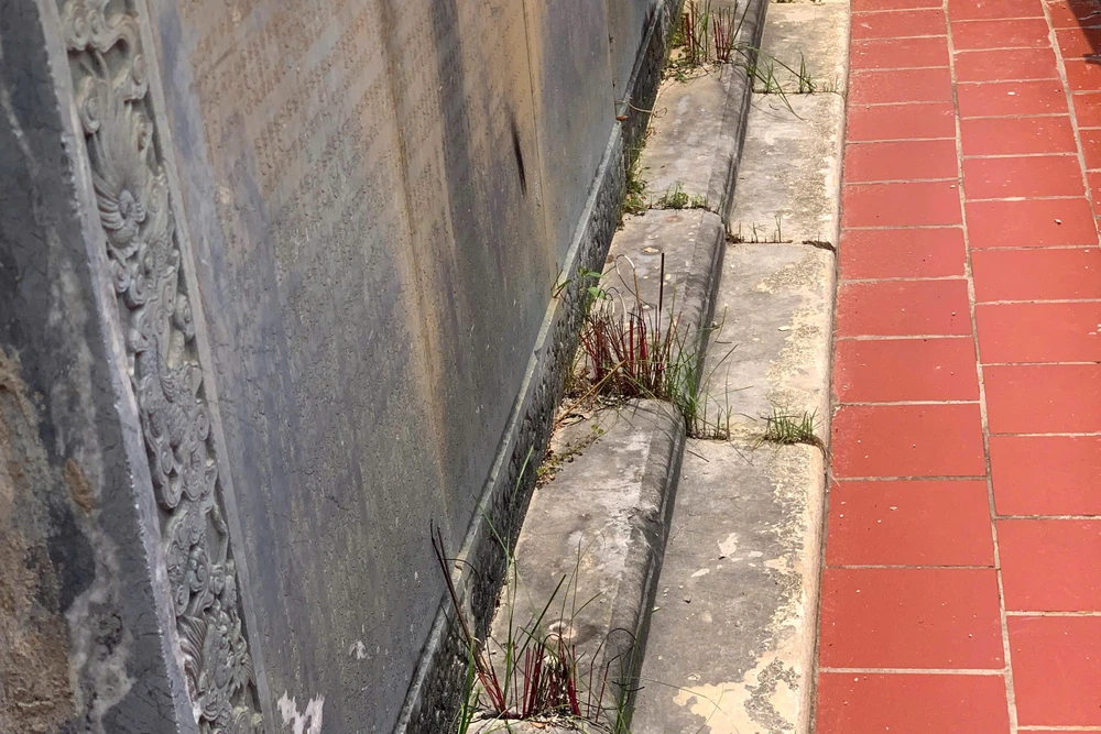 Cận cảnh hai bia cổ 300 năm thoát cảnh làm tường rào nhà dân ở Thanh Hóa-5.jpg