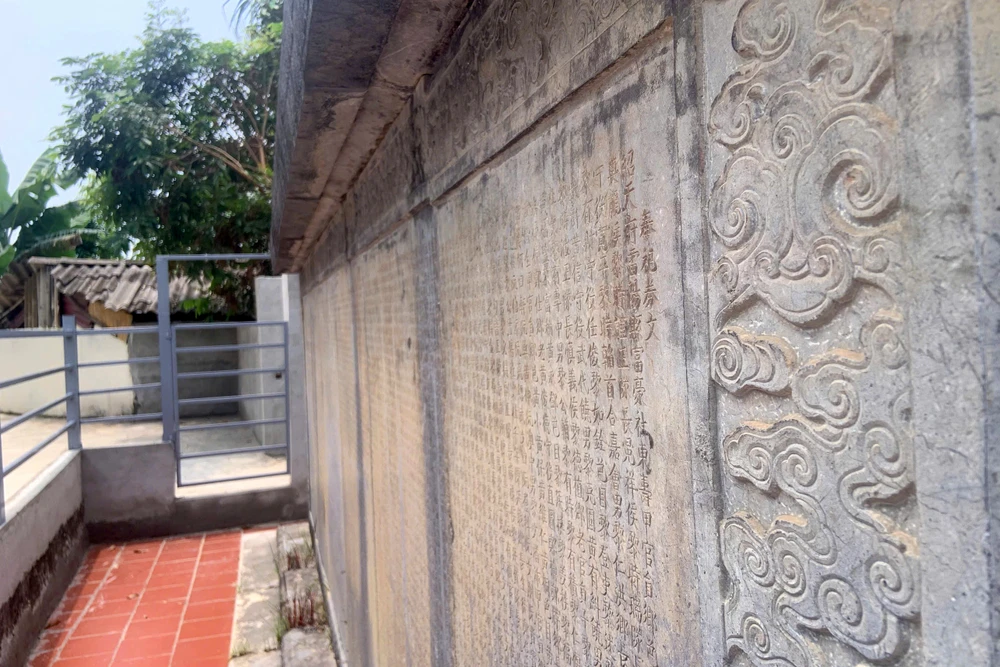 Cận cảnh hai bia cổ 300 năm thoát cảnh làm tường rào nhà dân ở Thanh Hóa-6.jpg