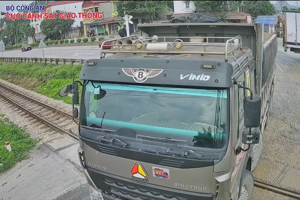 Clip thót tim cảnh xe tải vượt đường sắt ở Thanh Hóa khi ra chắn đã hạ.jpg