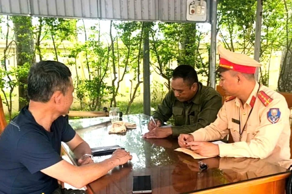 1 Xử phạt tài xế cố tình vượt rào chắn đường sắt khi tàu đang đến gần ở Thanh Hóa-.jpg