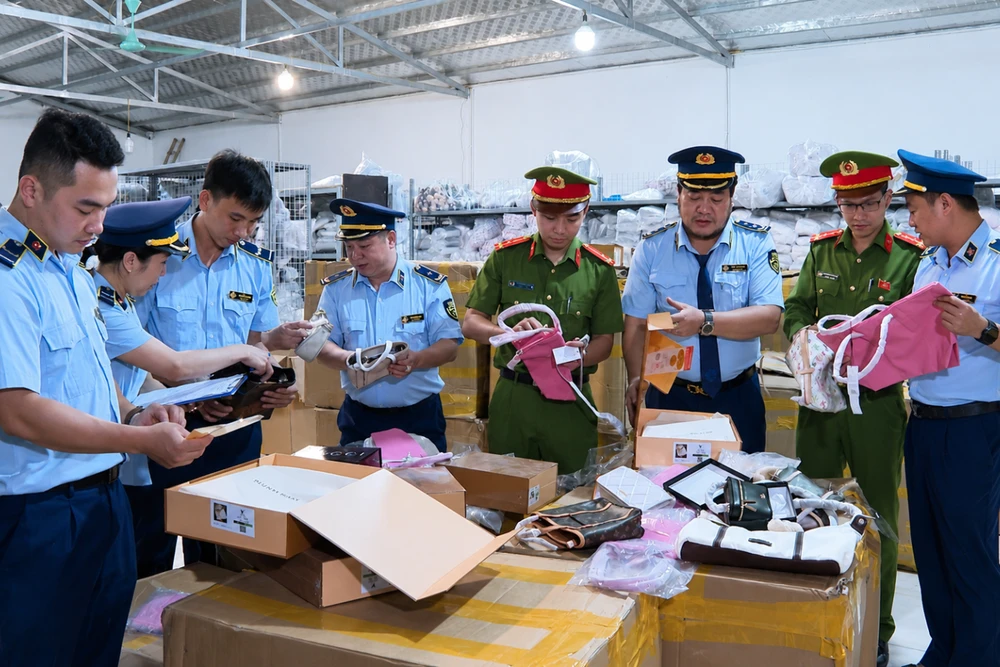 Đánh sập đường dây giả mạo các thương hiệu nổi tiếng với tổng giá trị 30 tỉ đồng-3.png