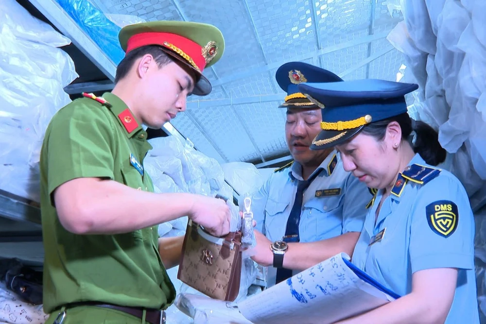 Đánh sập đường dây giả mạo các thương hiệu nổi tiếng với tổng giá trị 30 tỉ đồng-4.jpg