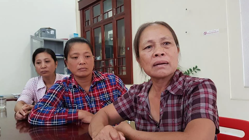 Bà Lương Thị Lý (mẹ Lương Xuân Chung); bà Đỗ Thị Hương (mẹ Bùi Anh Tuân), bà Vũ Thị Tâm (mẹ Phạm Đăng Hậu) sau khi gặp các con trong trại tạm giam.