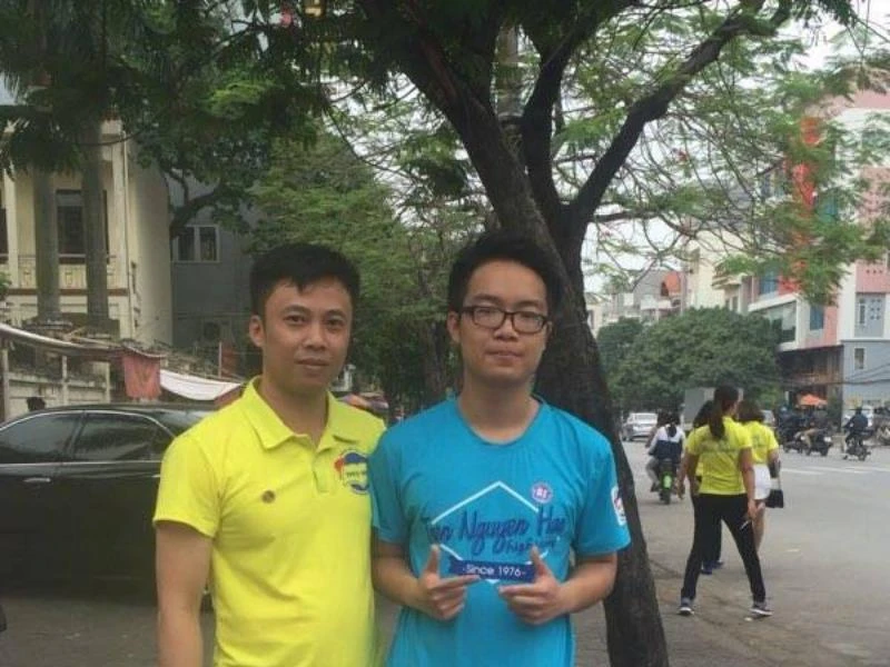 Nam sinh làm vỡ gương xe để lại số điện thoại xin lỗi ảnh 2