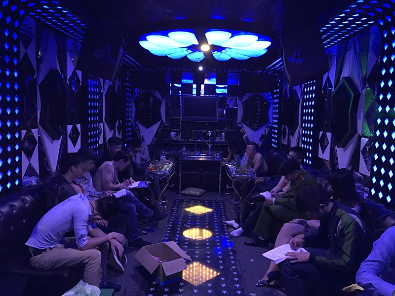 Chủ quán karaoke xinh đẹp chứa người nghiện ma túy ảnh 1