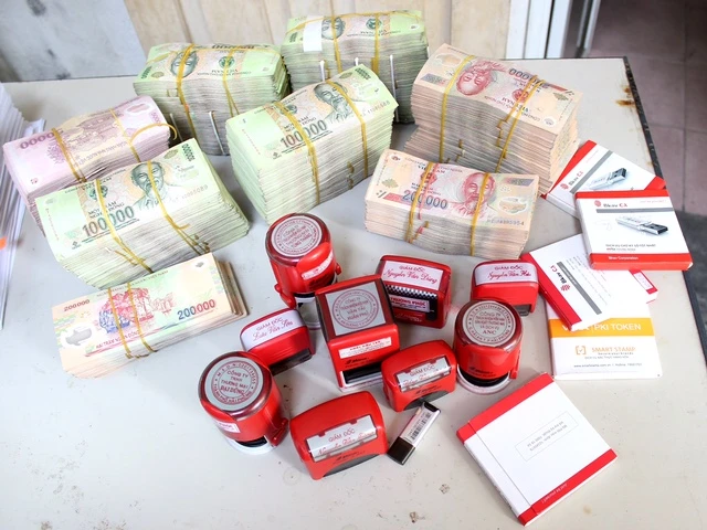 Bắt đường dây mua bán hóa đơn khống trên 1.000 tỉ đồng ảnh 2 Tang vật cơ quan công an thu giữ