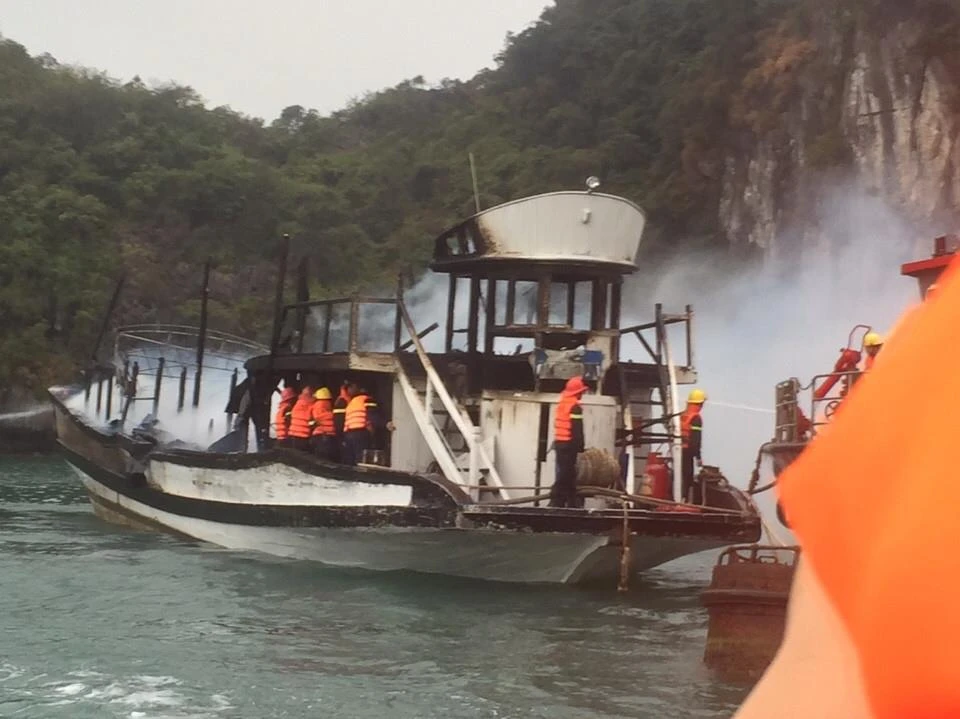 Tàu du lịch chở 21 người đậu ở Hạ Long bốc cháy ảnh 1 Tàu du lịch chở 21 người đậu ở Hạ Long bốc cháy ảnh 1