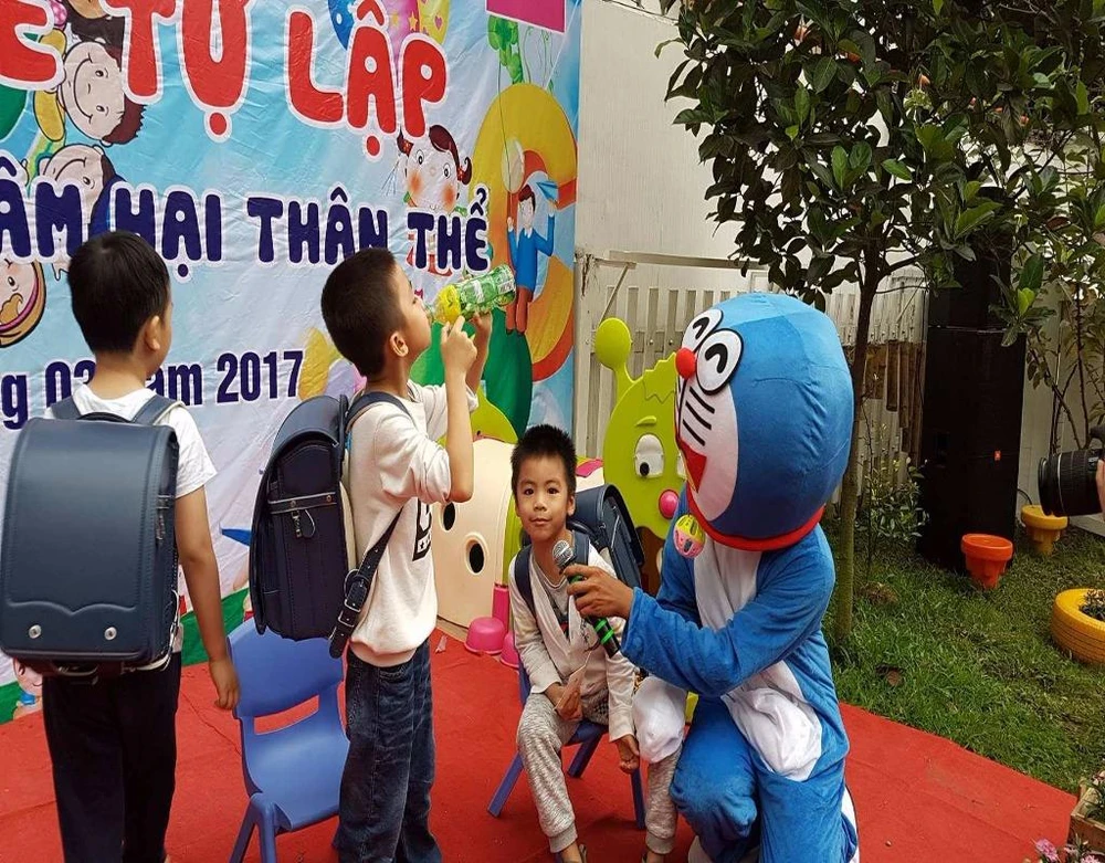 Các bé hành trình theo câu chuyện Doremon.