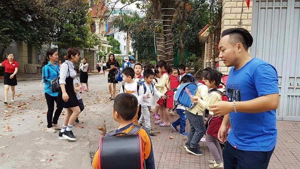 Tình huống các bé trên đường đi học 