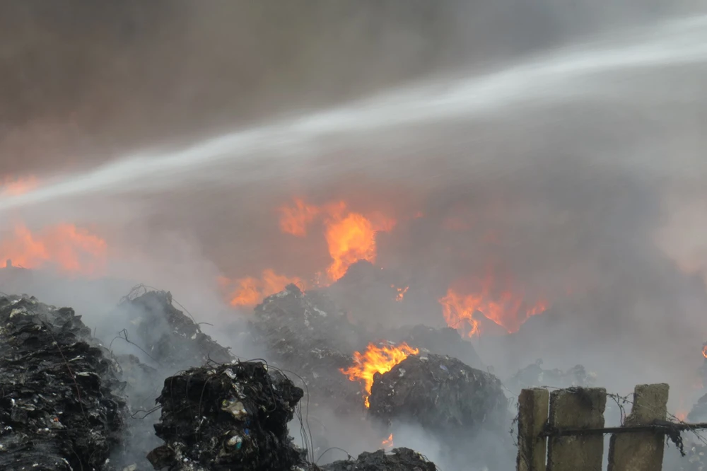 Biển lửa bao trùm khu vực gần chân cầu An Thái, thị trấn Phú Thái, huyện Kim Thành, tirh Hải Dương khiến nhiều người hoảng sợ