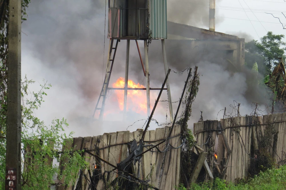 Ngọn lửa lan ra cả khu vực xung quanh; khoảng 8 giờ sáng ngày 15-7, ngọn lửa vẫn chưa được dập hẳn