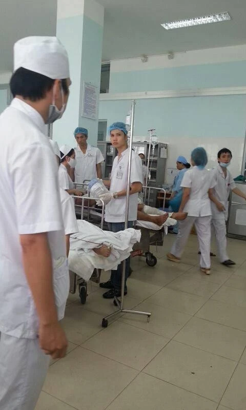 Các công nhân được đưa vào bệnh viện Việt Tiệp Hải Phòng cấp cứu trong tình trạng bị bỏng nặng ở mặt là chủ yếu