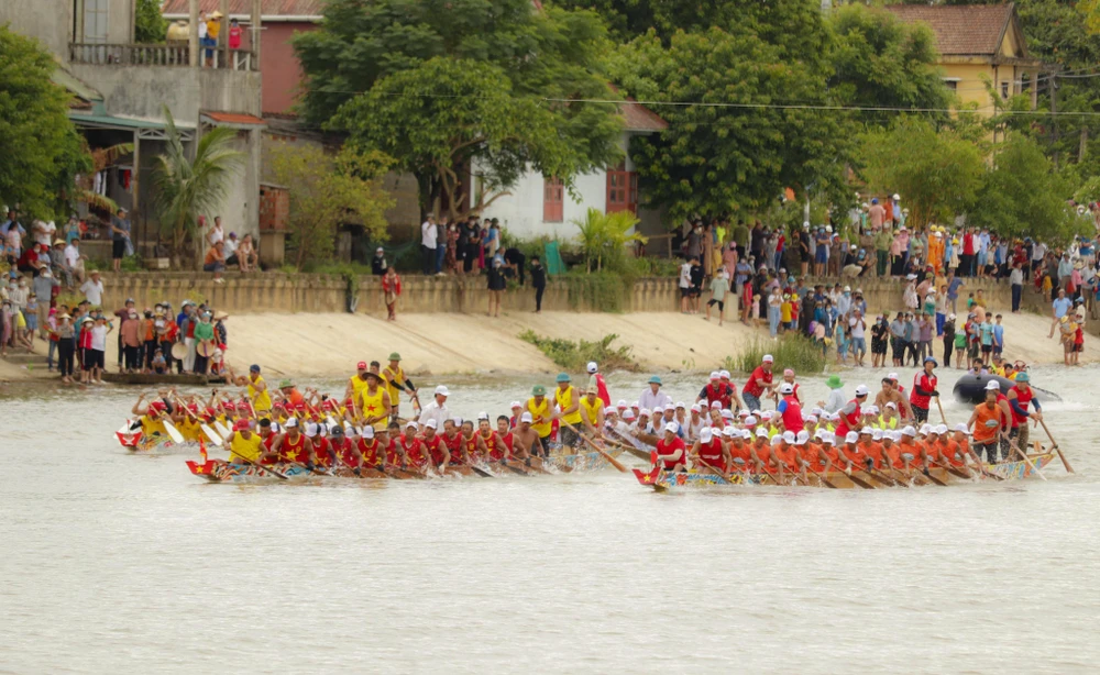 Chương trình đua, bơi thuyền trên sông Kiến Giang chào đón đoàn công tác Đại sứ quán Cộng hoà Venezuela đến thăm. Ảnh: BT
