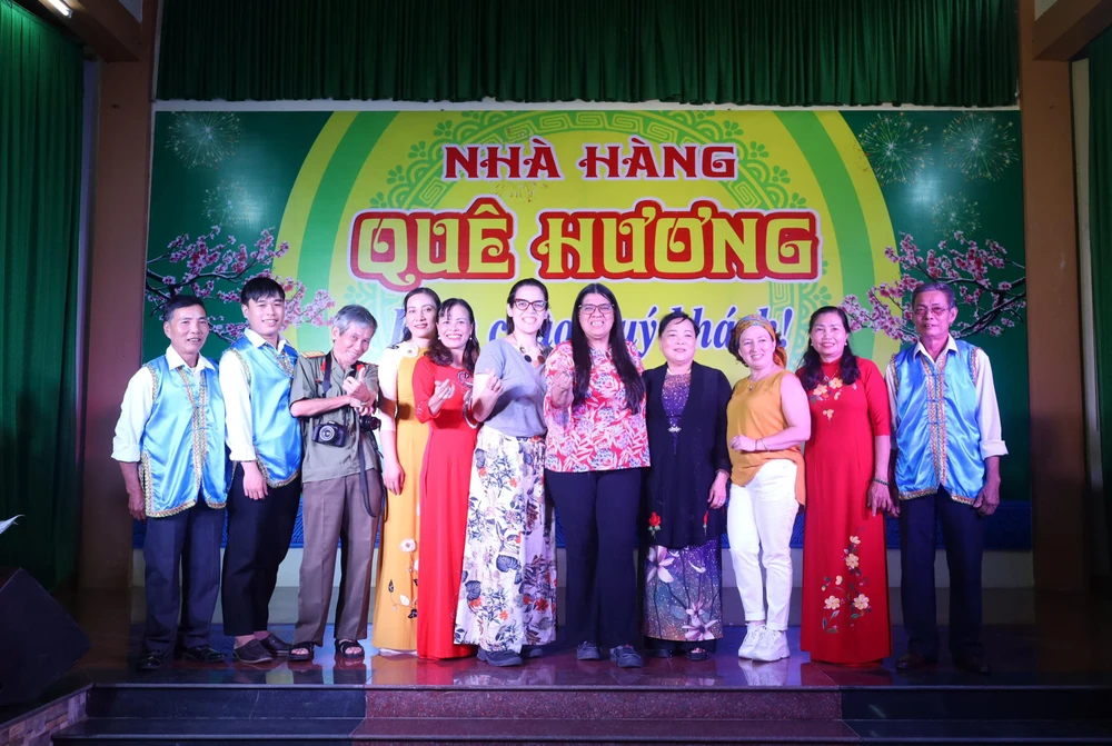 Bà Tatiana Pugh Moreno thưởng thức, giao lưu chương trình nghệ thuật cùng người dân huyện Lệ Thuỷ. Ảnh: BT