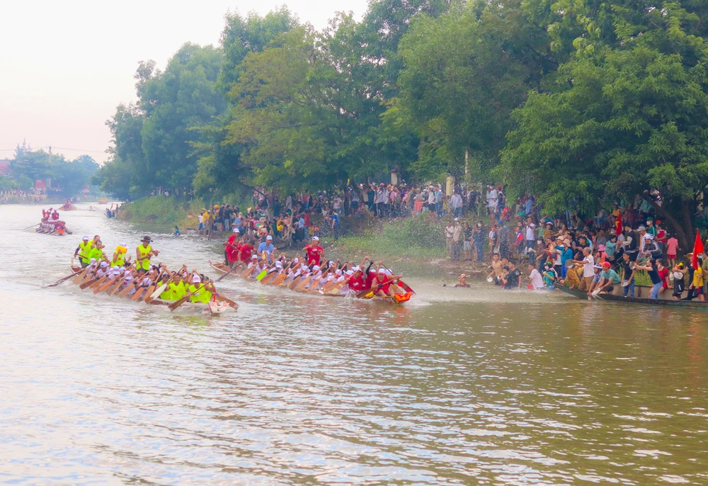 Các thuyền bơi trên đường trở về hạ tiêu. Ảnh: BẢO THIÊN