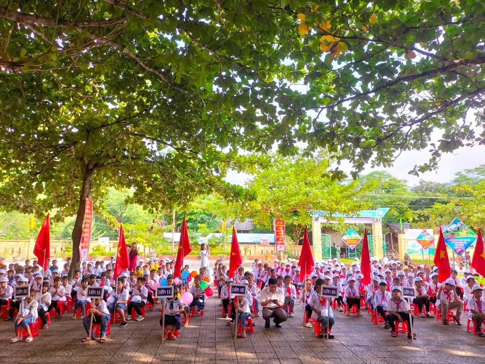 Theo thầy Ngô Mậu Tình, Phó Hiệu trưởng Trường PTDT Bán trú TH&amp;THCS Lâm Thuỷ: "Toàn trường có tất cả 207/330 học sinh là người Bru-Vân Kiều".