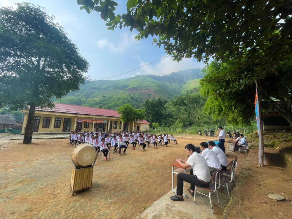 Giáo viên và học sinh tại điểm trường Dộ - Trường PTDT bán trú TH&amp;THCS Trọng Hoá (huyện Minh Hoá) tổ chức khai giảng.