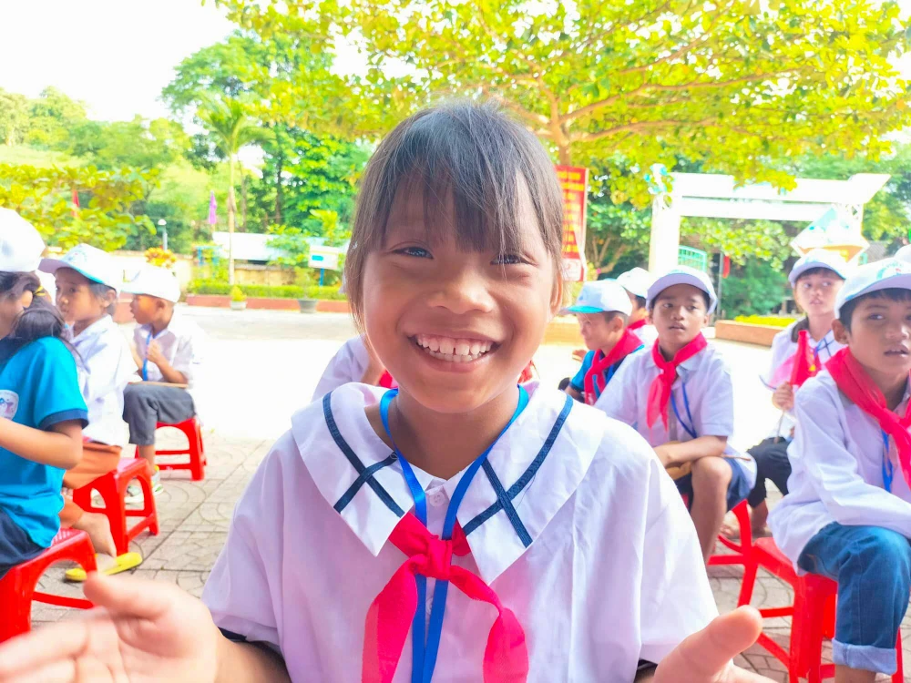 Em Hồ Xia, học sinh lớp 6 Trường PTDT Bán trú TH&amp;THCS Lâm Thuỷ với gương mặt rạng rỡ trong ngày khai giảng.