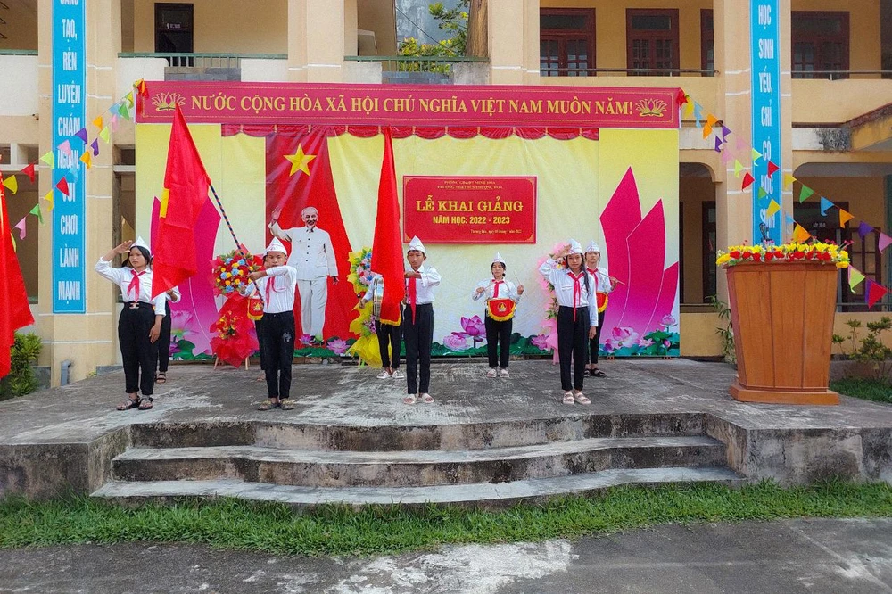 Các em học sinh Trường TH&amp;THCS Thượng Hoá làm lễ chào cờ trong ngày khai giảng.