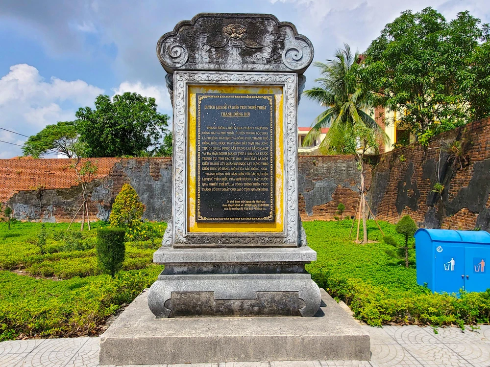 Công trình được khởi công xây dựng vào năm Gia Long thứ 10 (1812) trên mảnh đất năm xưa chúa Nguyễn Phúc Nguyên cho dựng luỹ Trấn Ninh (hay còn gọi là luỹ Đào Duy Từ (1631) và đồn Động Hải (1774) trong cuộc chiến tranh Trịnh - Nguyễn. Ảnh: BT