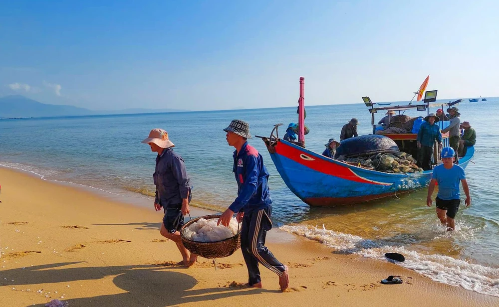 Các tàu thuyền công suất nhỏ của ngư dân liên tục cập bờ. (Ảnh: BT)