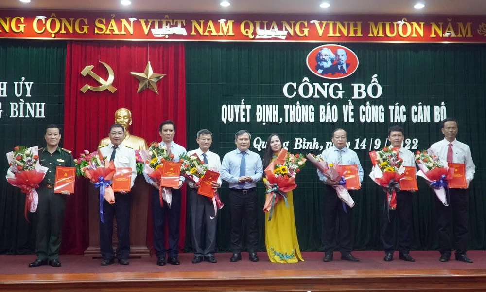 Ông Vũ Đại Thắng, Bí thư Tỉnh uỷ Quảng Bình tặng hoa chúc mừng 9 cá nhân được bổ nhiệm. Ảnh: Ngọc Mai