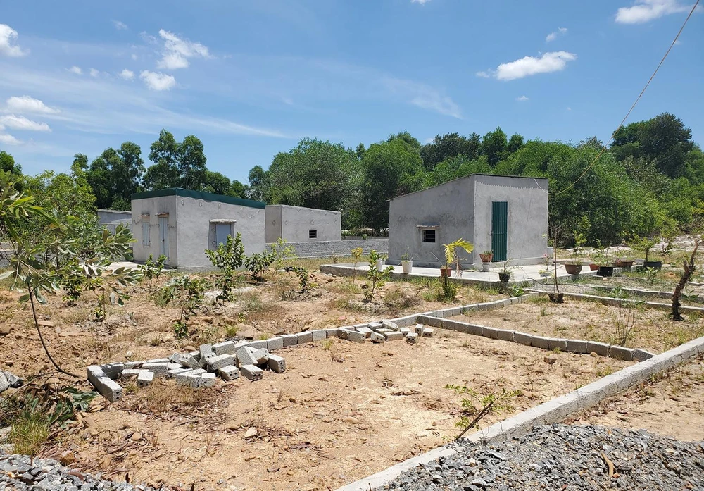 Các công trình vi phạm được xây dựng trên đất chưa có kế hoạch sử dụng do UBND xã quản lý. Ảnh: BẢO THIÊN.