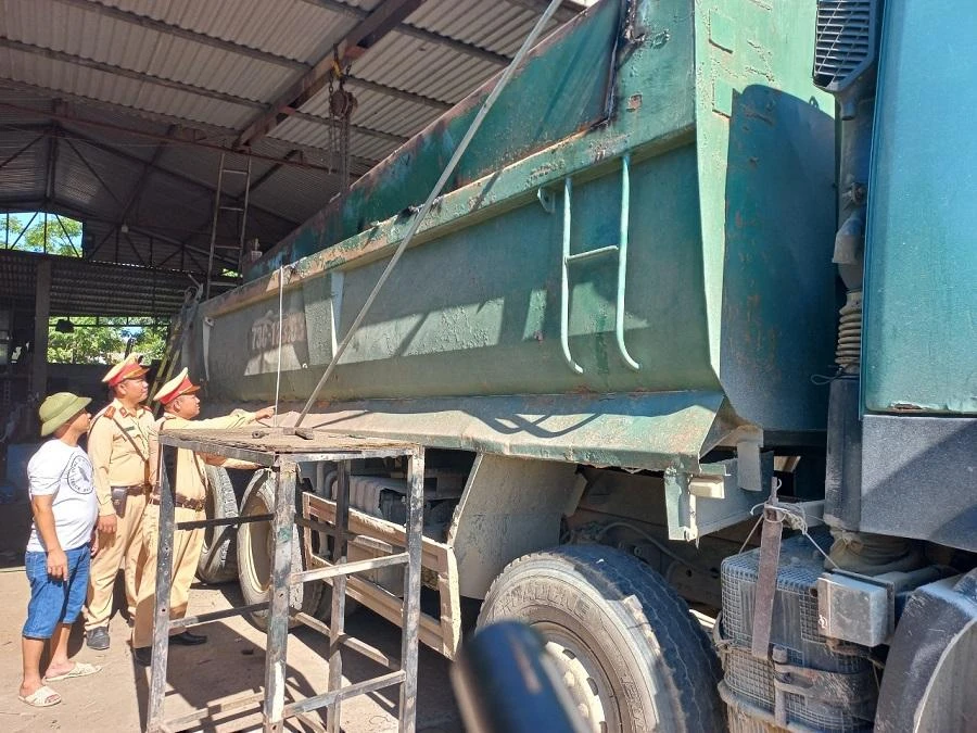 Tiến hành cắt bỏ thành thùng xe cơi nới. Ảnh: CSGT QB