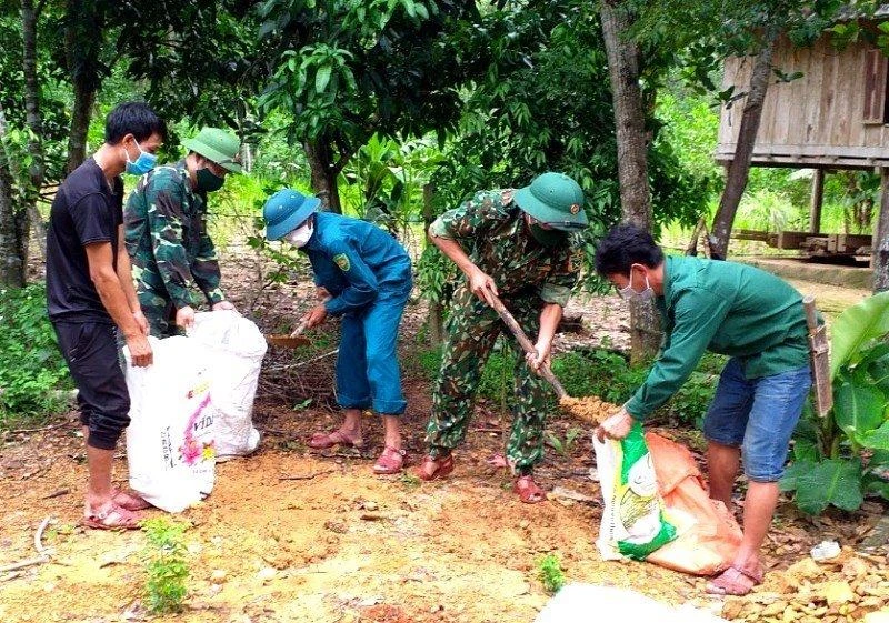 Lực lượng biên phòng Quảng Bình giúp người dân chằng chống nhà cửa. Ảnh: BT