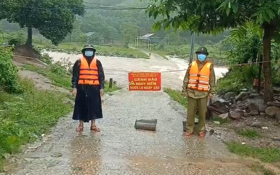 Lực lượng chức năng được cắt cử ứng trực tại những ngầm tràn ngập sâu. (Ảnh: CTV)