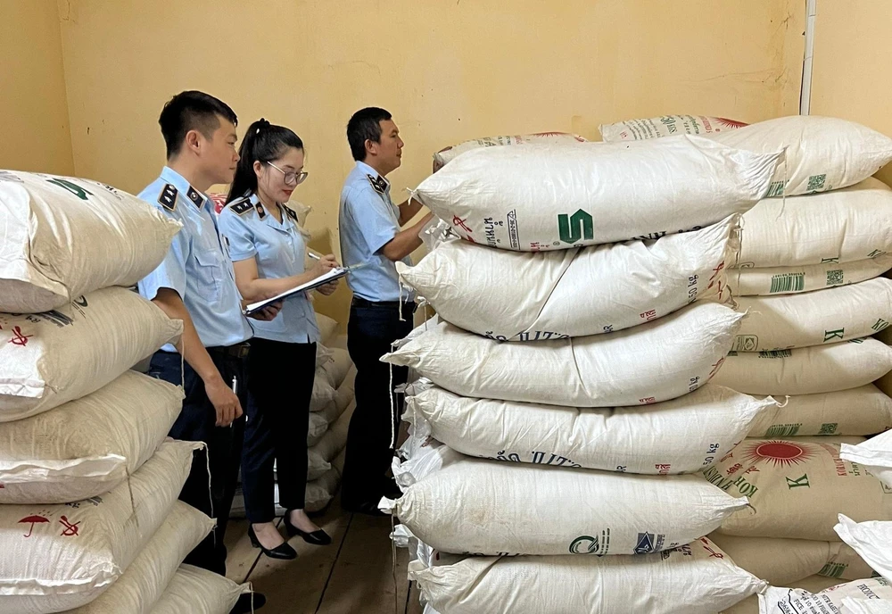 Đội Quản lý thị trường số 7 kiểm đếm số hàng hoá vi phạm. Ảnh: Cục QLTT Quảng Bình