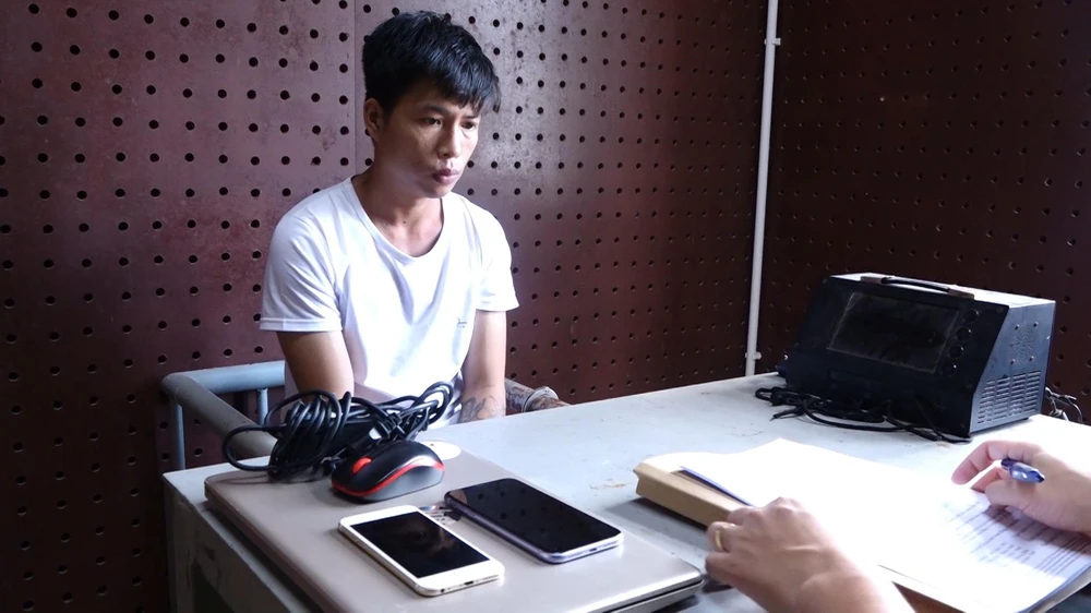 Đối tượng Nguyễn Lương Bằng tại cơ quan công an. Ảnh: CAQB