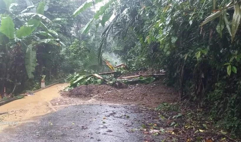 Sạt lở tại Km 37 Đường 20 Quyết Thắng, huyện Bố Trạch. Ảnh: CTV