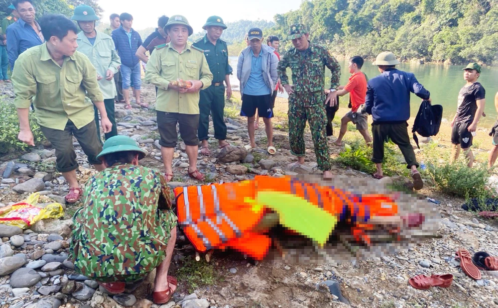 Thi thể anh P dược tìm thấy vào khoảng 14 giờ 30 phút chiều cùng ngày. Ảnh: HOÀI NAM