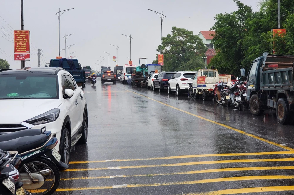 Người dân tại huyện Lệ Thuỷ đưa tài sản lên cầu Kiến Giang tránh lũ. Ảnh: BẢO THIÊN