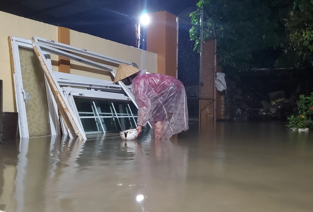 Người dân xã Liên Thuỷ tất bật "chạy lũ" trong đêm. Ảnh: BT