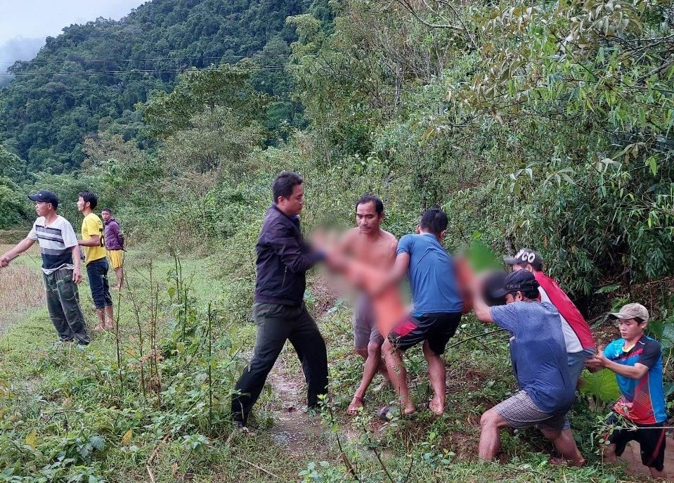 Thi thể chị N được tìm thấy sau khoảng 30 phút gặp nạn. Ảnh: BT