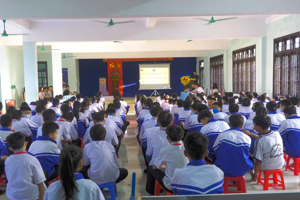 Buổi ngoại khóa "Tiết học biên cương" cho cán bộ giáo viên và học sinh trường THCS Quang Phú,TP Đồng Hới. Ảnh: BT