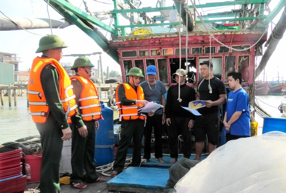 Đồn Biên phòng Nhật Lệ tuyên truyền Luật Biên phòng và các quy định chống khai thác IUU cho cán bộ và ngư dân. Ảnh: BT