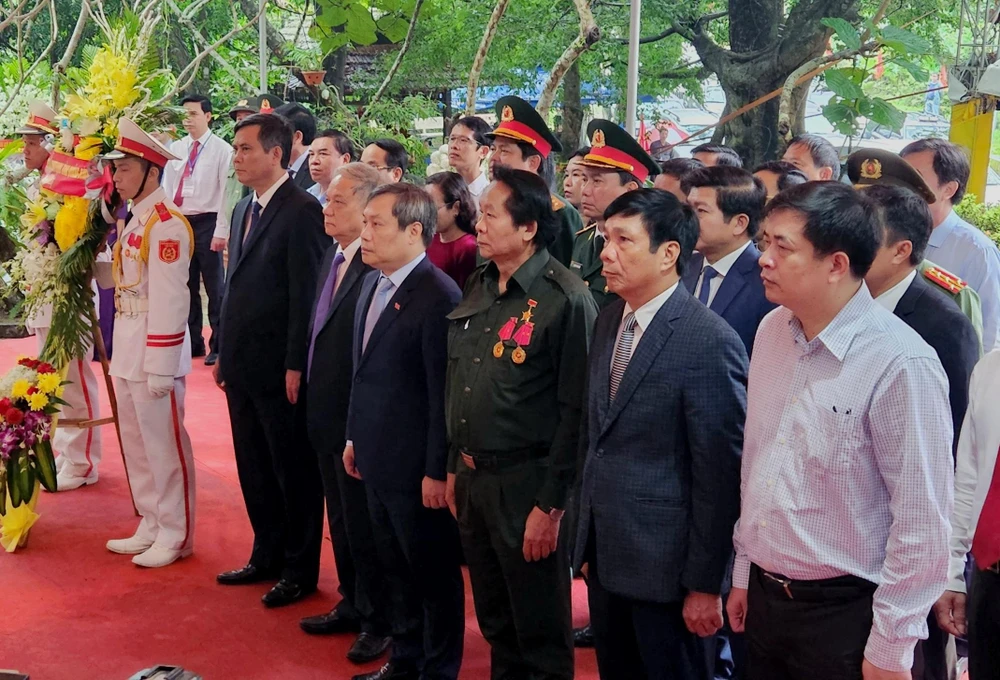Đại diện lãnh đạo tỉnh Quảng Bình cùng thân nhân các liệt sỹ tại buổi tưởng niệm. Ảnh: BT Đại diện lãnh đạo tỉnh Quảng Bình cùng thân nhân các liệt sỹ tại buổi tưởng niệm. Ảnh: BT