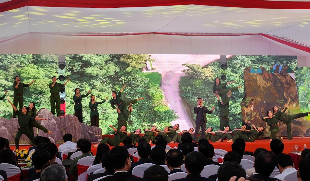 Chương trình nghệ thuật trong buổi tưởng niệm. Ảnh: BT Chương trình nghệ thuật trong buổi tưởng niệm. Ảnh: BT