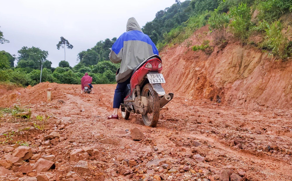 Những con dốc sỏi dựng đứng, sình lầy sau cơn mưa. Ảnh: BT Những con dốc sỏi dựng đứng, sình lầy sau cơn mưa. Ảnh: BT