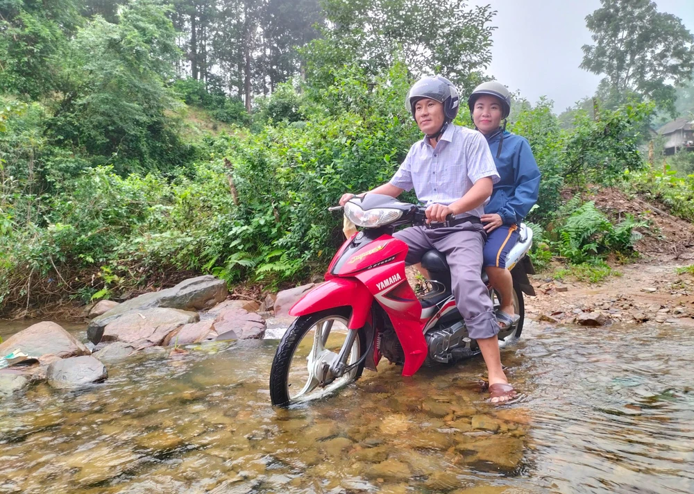 Tranh thủ ngày cuối tuần, vợ chồng cô Phạm Thị Liên vượt hơn 100km từ trường về nhà để thăm con. Ảnh: BT Tranh thủ ngày cuối tuần, vợ chồng cô Phạm Thị Liên vượt hơn 100km từ trường về nhà để thăm con. Ảnh: BT