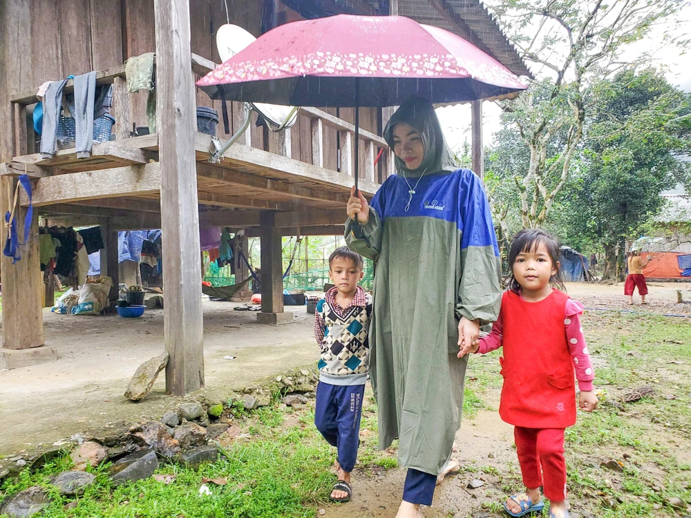 Những ngày mưa, cô Phạm Thị Liên phải đi từng nhà vận động phụ huynh, đưa các em học sinh đến điểm trường. Ảnh: BT Những ngày mưa, cô Phạm Thị Liên phải đi từng nhà vận động phụ huynh, đưa các em học sinh đến điểm trường. Ảnh: BT
