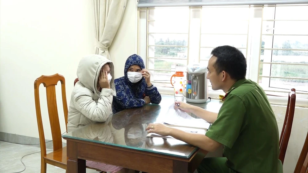 Công an TP Đồng Hới tiến hành lấy lời khai những người có liên quan. Ảnh: CA