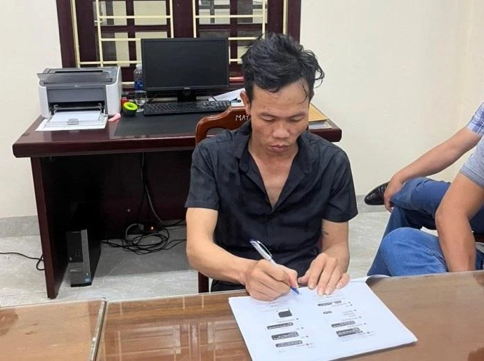 Hồ Ngọc Hoàng tại cơ quan điều tra Công an TP. Đồng Hới. Ảnh: CA