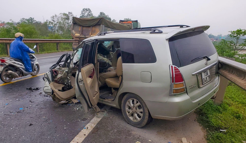 Vụ tai nạn khiến ba người trên xe ô tô con bị thương, được đến bệnh viện điều trị. Ảnh: BẢO THIÊN
